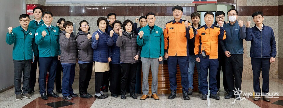 ▲ 김서중 캠코 부사장(앞줄 왼쪽 여덟 번째)는 서울 용산구에 위치한 업무용 빌딩에서 입주사·유관기관 등과 소방훈련을 했다. ⓒ 한국자산관리공사