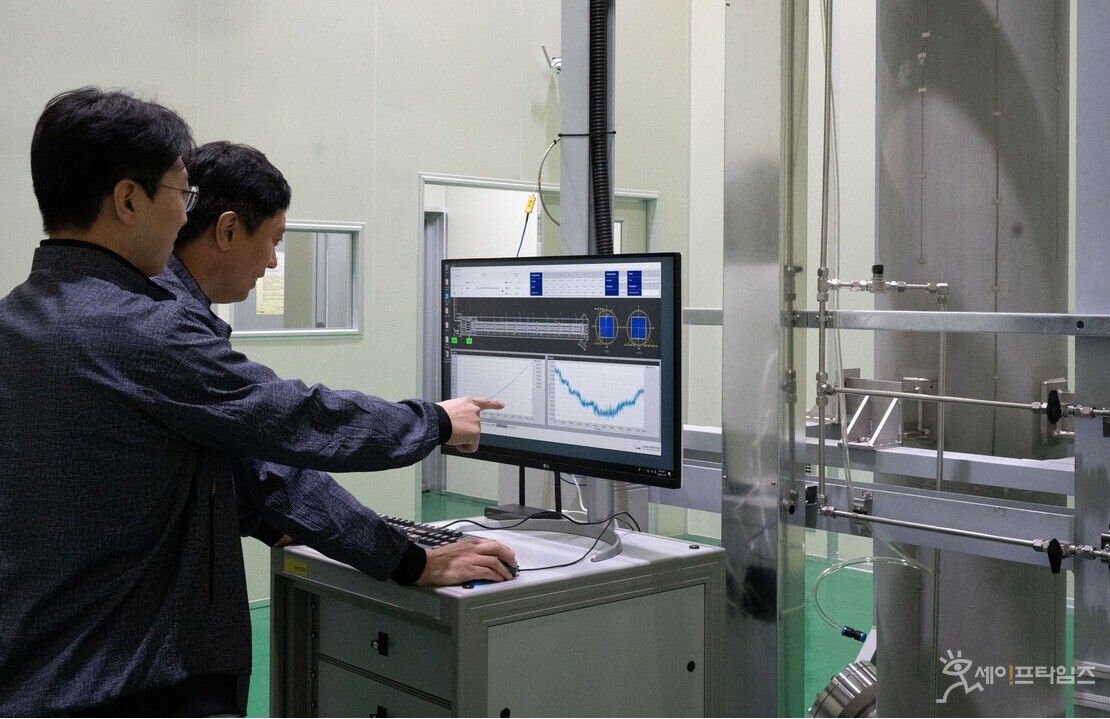 ▲ 한국원자력연구원 연구진이 사용후핵연료 건식 캐니스터 열시험 장치에서 도출한 온도 데이터를 확인하고 있다. ⓒ 한국원자력연구원