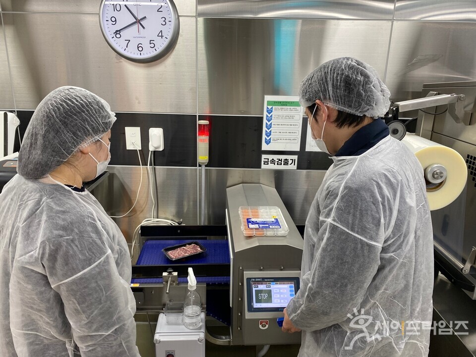 ▲ 한국식품안전관리인증원 서울지원 관계자가 서울 마장축산물시장 식육포장처리업 관계자에게 해썹 사후관리 기술지도를 하고 있다. ⓒ 해썹인증원