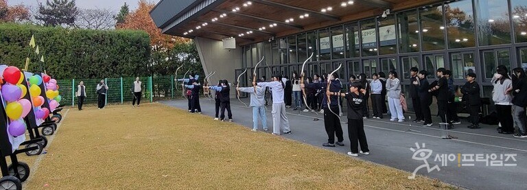  ▲ 현대제철 양궁장 체험에 참석한 학생들이 훈련용 활로 미니게임을 하고 있다. ⓒ 현대제철