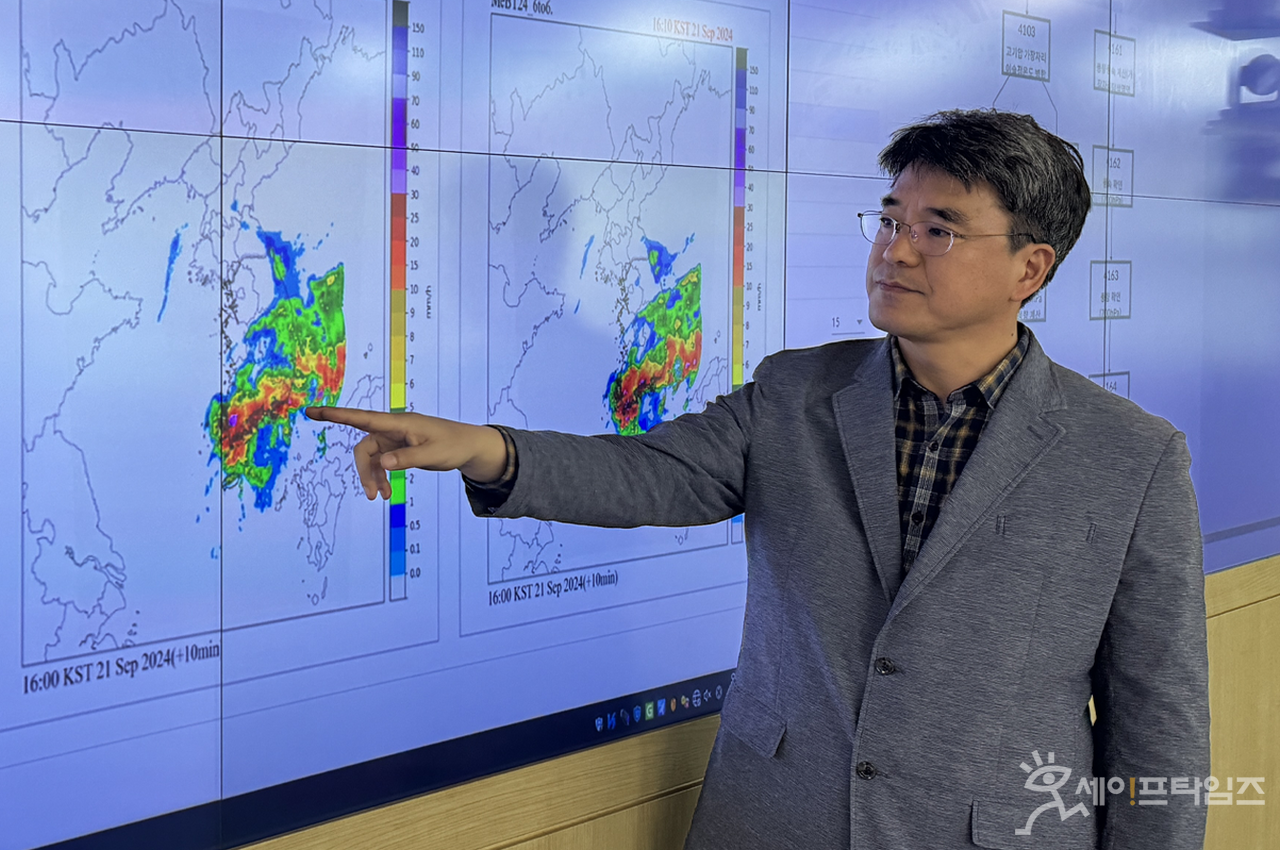 ▲ 기상청 예보관이 인공지능(AI) 초단기 강수 예측 모델에 대해 설명하고 있다. ⓒ 기상청
