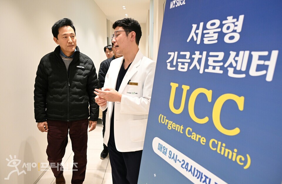 ▲ 오세훈 서울시장이 서울 양천 긴급치료센터를 방문해 진료 현황과 시설을 확인하고 있다. ⓒ 서울시