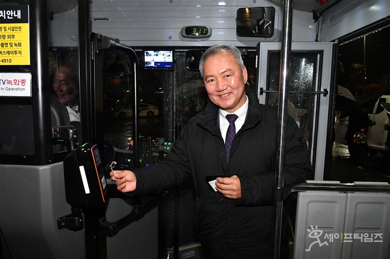 ▲ 이병윤 서울시의원이 '새벽 동행 자율주행버스' A160번에 탑승해 운행 준비 상황을 점검하고 있다. ⓒ 의원실