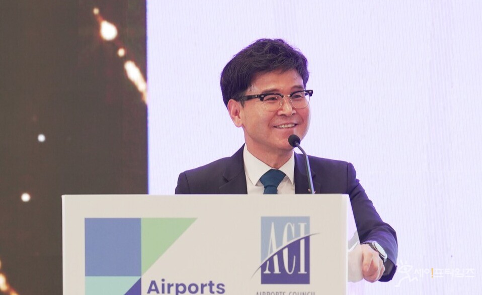  ▲ 이정기 한국공항공사 사장직무대행이 이노베이트 2024 로마에 참가해 이양식 연설을 하고 있다. ⓒ 한국공항공사