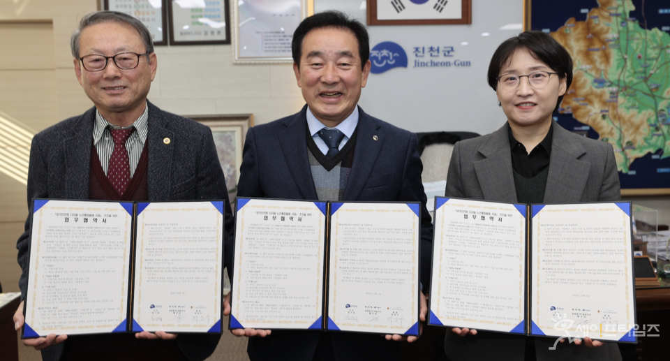 ▲ 박승구 (사)대한노인회 진천지회장(왼쪽)과 송기섭 진천군수(가운데), 황선영 와플랫 대표이사가 업무협약을 체결하고 기념사진을 찍고 있다. ⓒ 진천군