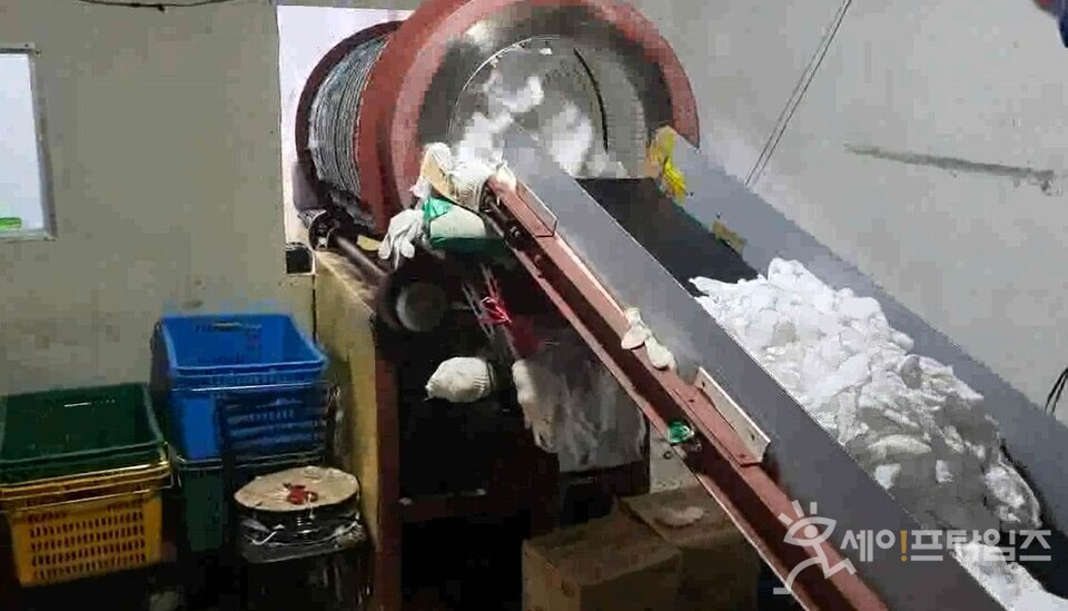 ▲ 작업환경이 열악한 곳에서 세탁된 위생물수건이 포장 단계로 넘어가고 있다. ⓒ 서울시