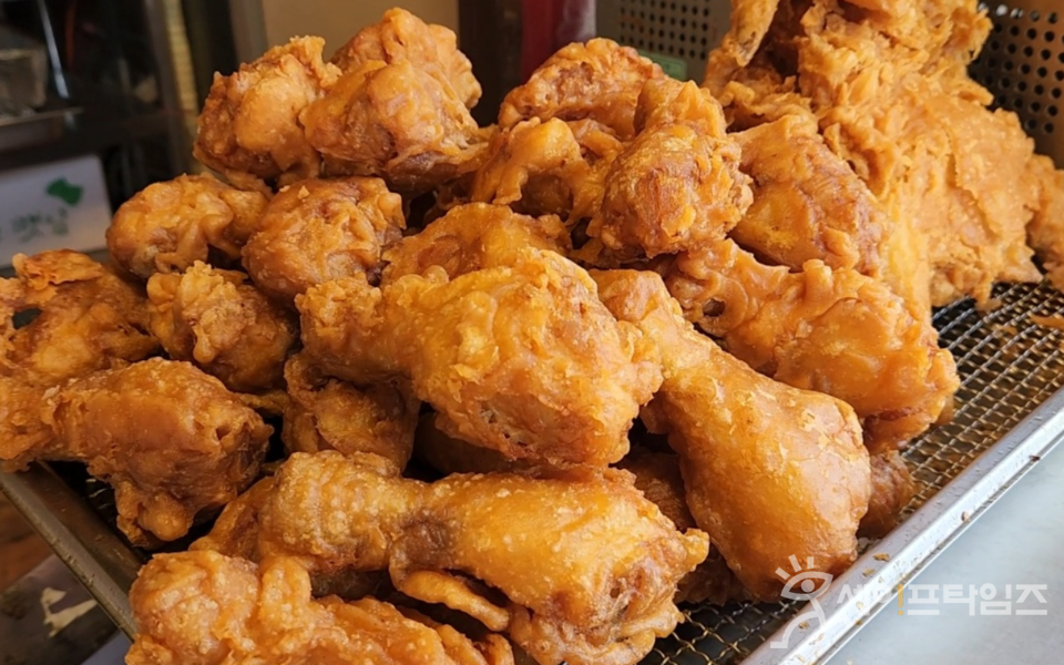 ▲ 배달음식점에서 치킨이 조리되고 있다. ⓒ 세이프타임즈 김미영 기자