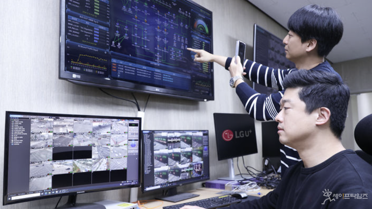▲ LG유플러스 직원들이 관제 시스템을 통해 통신망을 살펴보고 있다. ⓒ LG유플러스