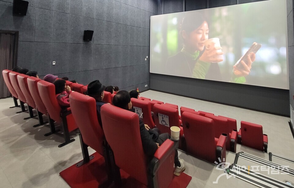 ▲ 전남 영암군이 제공하는 재난 심리 회복 지원 프로그램 행사에 주민들이 참여하고 있다. ⓒ 영남군