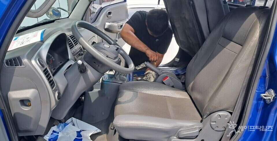 ▲ 한 소비자가 중고차를 정비하고 있다. ⓒ 손예진 기자