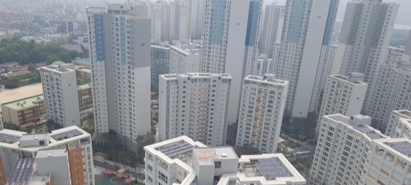 ▲ 아파트 옥상에 조성된 태양광발전시설. ⓒ 서울시