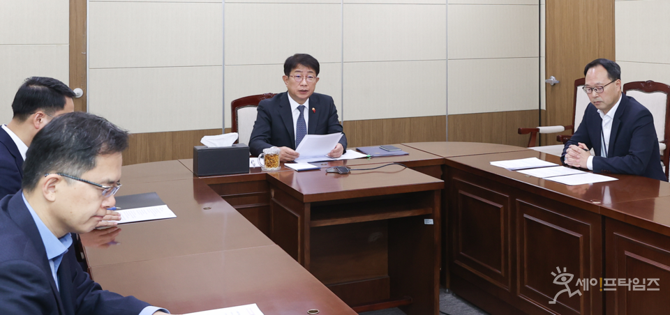 ▲박상우 국토교통부 장관이 실국장 회의를 주재하고 있다. ⓒ 국토부