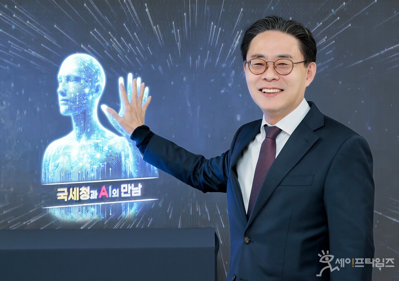 ▲ 강민수 국세청장이 AI로 만든 가상 인간과 손을 맞대며 과학세정 정착을 위한 디지털 혁신 추진 의지를 다지고 있다. ⓒ 국세청
