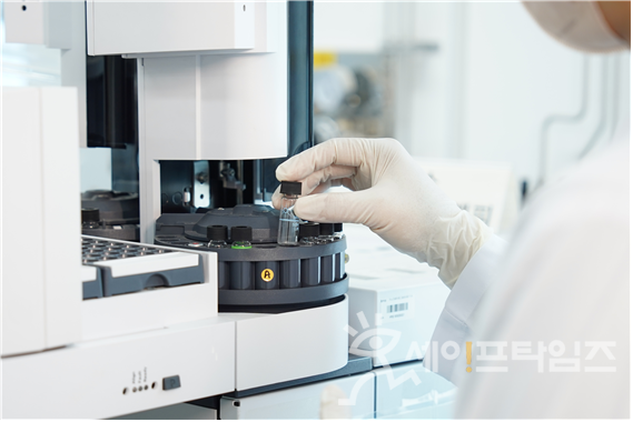 ▲ 한국식품안전관리인증원(해썹인증원)이 식품의약품안전처와 영국 식품환경연구청이 주관하는 시험·검사 숙련도 평가 전 항목(7항목)에서 양호와 만족 판정을 받으며 분석 기술력을 입증받았다. ⓒ 해썹인증원