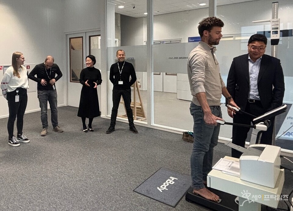 ▲ BPA 로테르담 물류센터 내 인바디 제품 체험하는 모습 ⓒ BPA