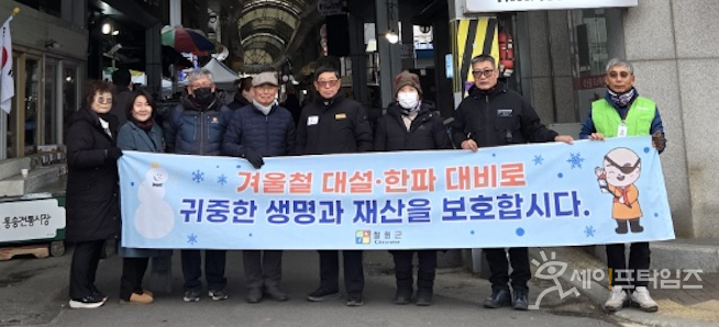 ▲ 강원 철원군과 지역자율방재단·안전보안관이 동송전통시장에서 겨울철 대설·한파 대비 행동 요령 홍보캠페인을 진행하고 있다. ⓒ 철원군