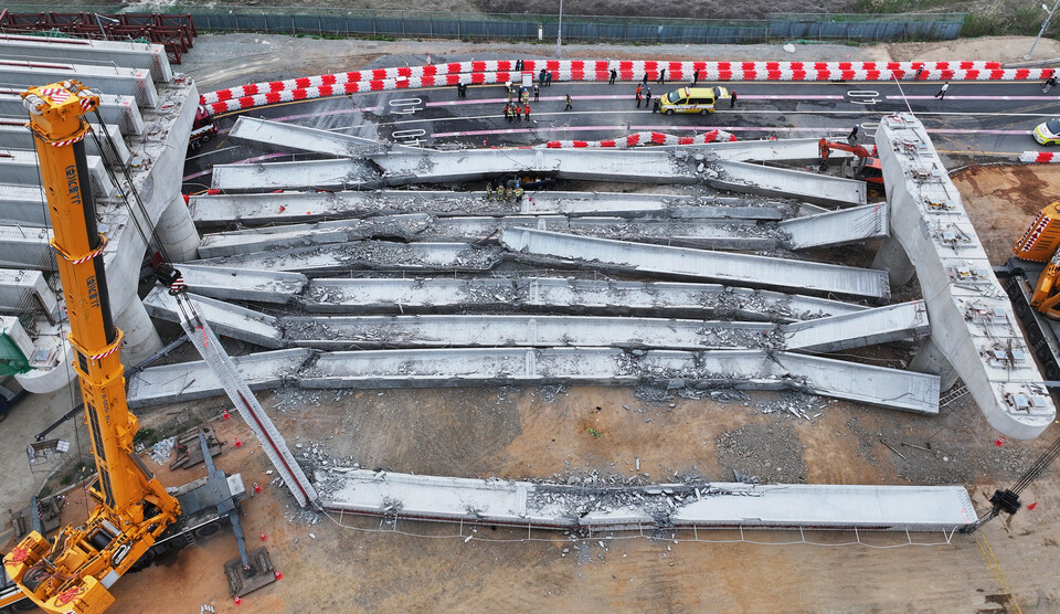 ▲  30일 경기 시흥시 월곶동 서해안로 부근 고가차로 건설 현장에서 교량 상판이 무너져 근로자와 시민 등이 다쳤다. ⓒ 연합뉴스