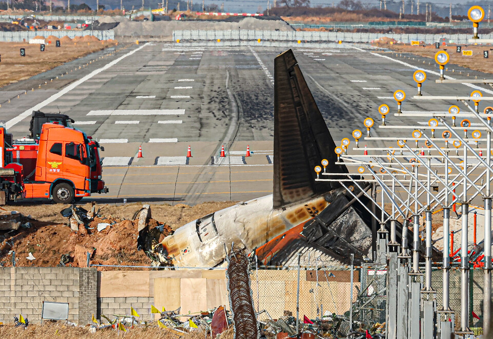  ▲ 활주로에 남겨진 동체 착륙 흔적. ⓒ 연합뉴스