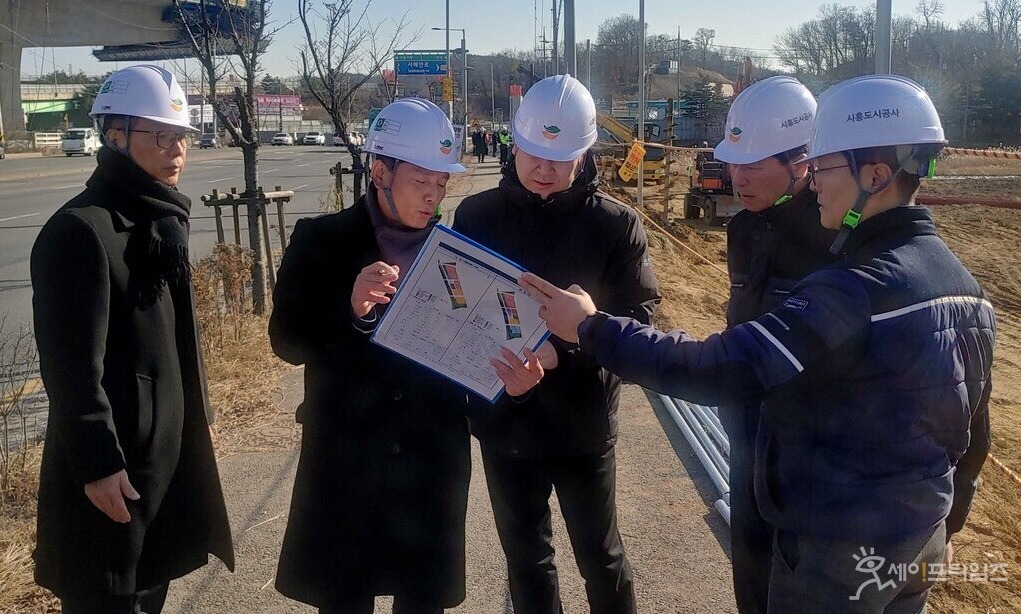  ▲ 유병욱 시흥도시공사장(오른쪽에서 세 번째)이  월곶역세권 도시개발사업지를 점검하고 있다. ⓒ 시흥도시공사 