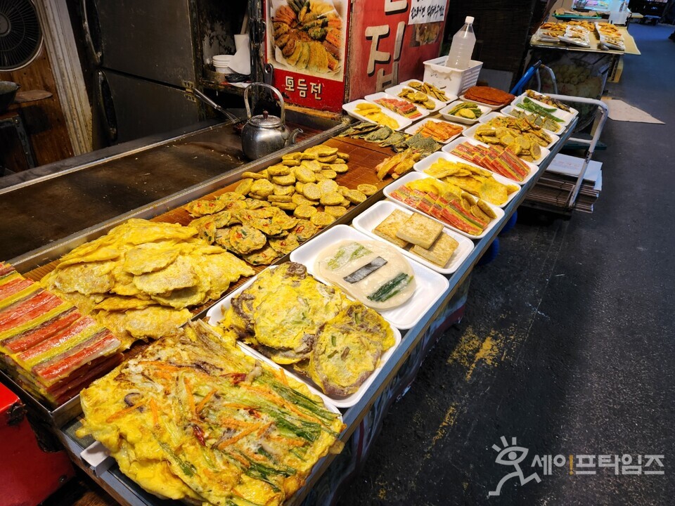 ▲ 전통시장 전집에서 명절 제수용 음식을 조리해 판매하고 있다. ⓒ 김미영 기자