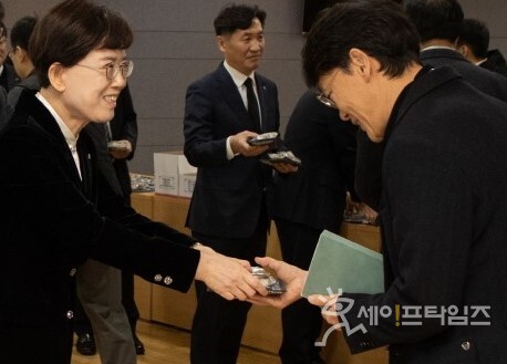 ▲ 한국가스공사 최연혜 사장(왼쪽)이 6일 열린 시무식에서 임직원과 악수를 하고 있다. ⓒ 가스공사