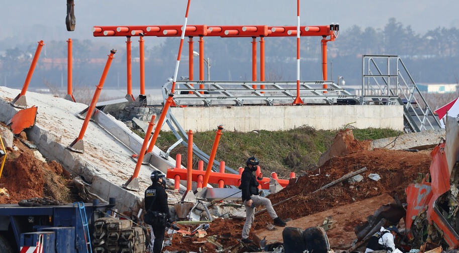  ▲ 제주항공 여객기 충돌로 파손된 무안공항 로컬라이저. ⓒ 연합뉴스