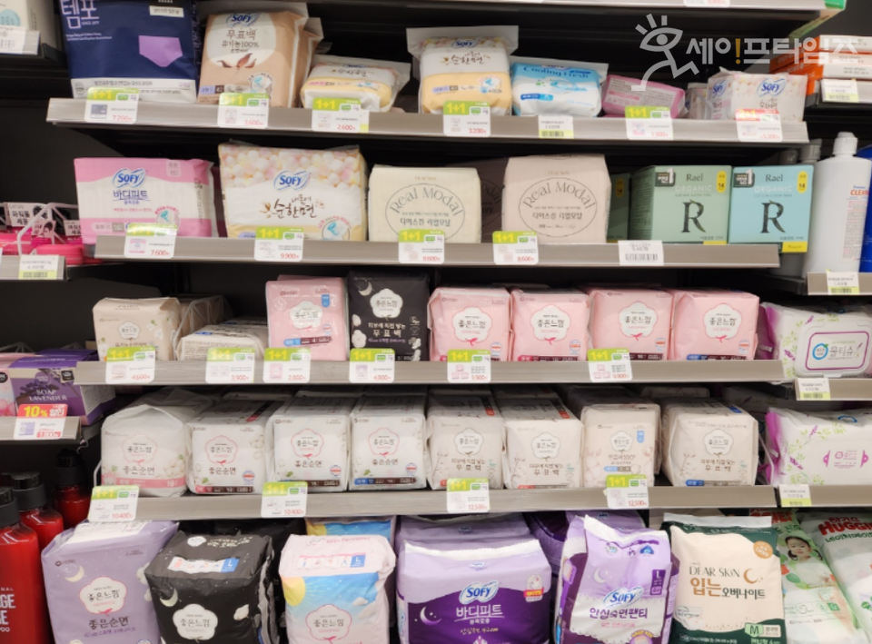 ▲ 마트에 다양한 생리용품이 진열돼 있다. ⓒ 세이프타임즈 김미영 기자