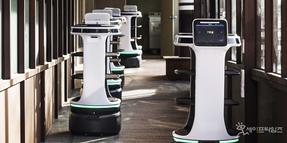 ▲ 베어로보틱스의 AI 자율주행 배송로봇 서비스플러스(Servi Plus). ⓒ LG전자