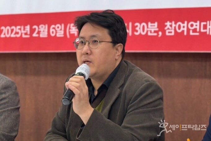 ▲ 한범석 변호사가 SK텔레콤의 인가 자료 분석에 관해 발언하고 있다. ⓒ 세이프타임즈 손예림 기자