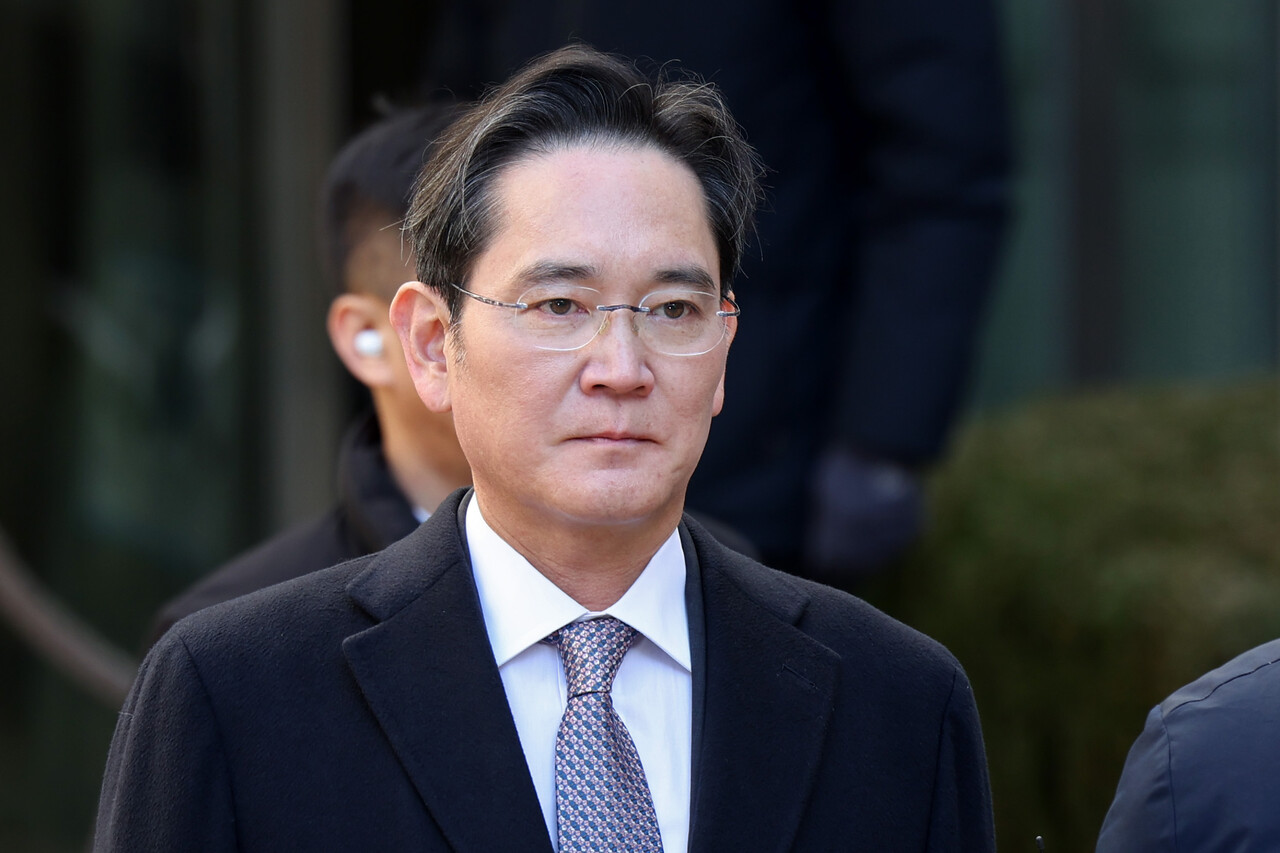 ▲이재용 삼성전자 회장이 3일 오후 서초구 서울고법에서 열린 그룹 경영권 승계 관련 부당합병·회계부정 의혹 항소심 선고공판에서 무죄 판결을 받은 뒤 법원을 나서고 있다. ⓒ 연합뉴스