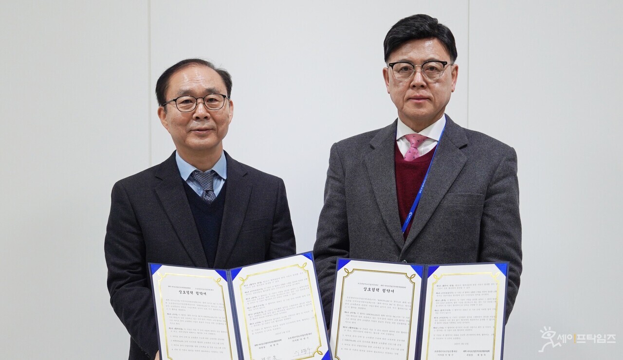 ▲ 이명수 오송첨단의료산업진흥재단 이사장과 신흥순 화학바이오인적개발위원회 사무총장이 업무협약을 하고 있다. ⓒ 오송첨단의료산업진흥재단