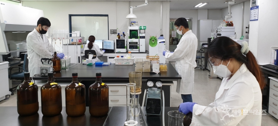 ▲ 서울물연구원 연구원들이 아리수 수질검사를 하고 있다. ⓒ 서울시