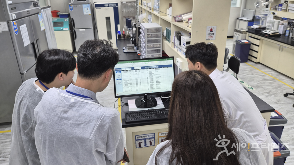 ▲ 한국식품안전관리인증원 관계자가 안전관리 우수연구실 견학 프로그램 참여자들에게 연구실 안전정보 자동산출 프로그램을 소개하고 있다. ⓒ 해썹인증