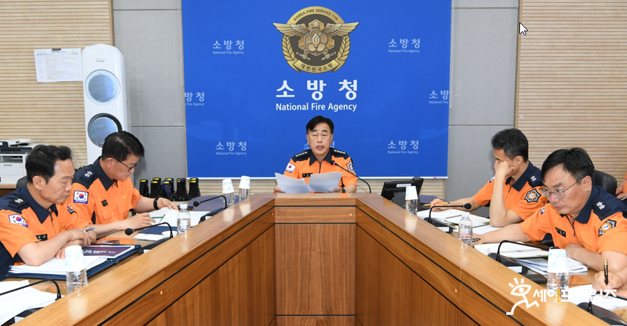 ▲ 허석곤 소방청장이 지휘작전실에서 수난장비 점검 등 인명피해 최소화 방안을 주문하고 있다. ⓒ 소방청