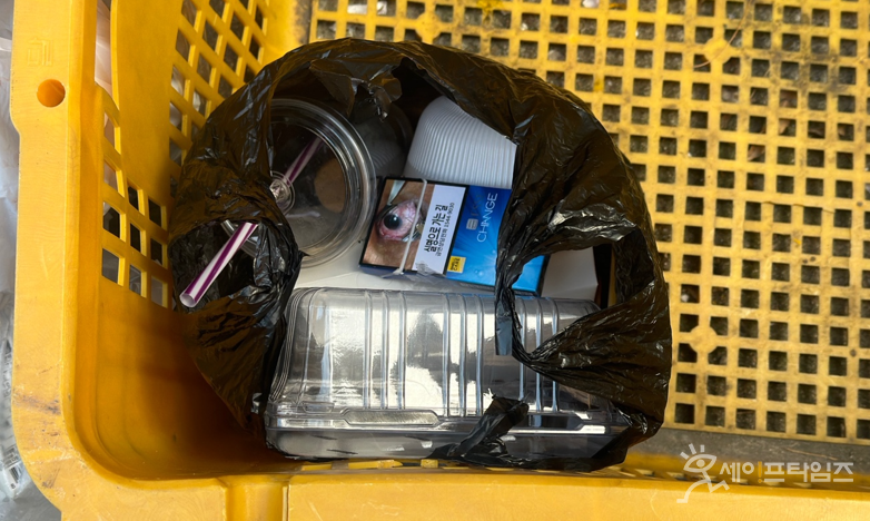 ▲ 서울 성북구의 한 주택가에 플라스틱·종이쓰레기 등이 섞인 채 버려져 있다. ⓒ 이유찬 기자