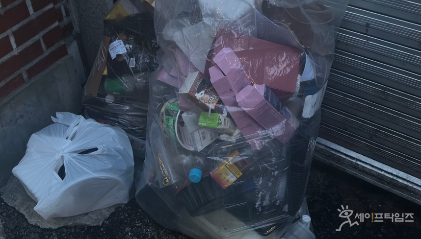 ▲ 서울 성북구에 플라스틱·종이·일반쓰레기 등이 모아진 채 길거리에 버려져 있다. ⓒ 이유찬 기자