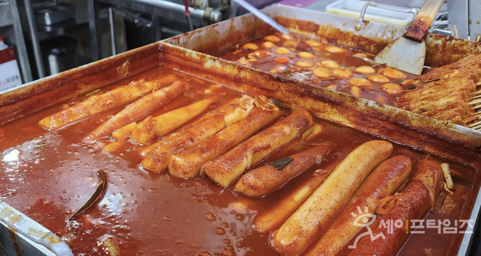 ▲ 떡볶이를 조리 판매하는 음식점에 떡볶이가 진열돼 있다. ⓒ 세이프타임즈