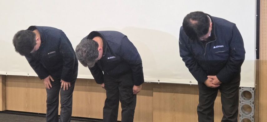 ▲ 현대엔지니어링 관계자들이 서울세종고속도로 붕괴사고에 대해 고개숙여 사과하고 있다. ⓒ 세이프타임즈 김은서 기자
