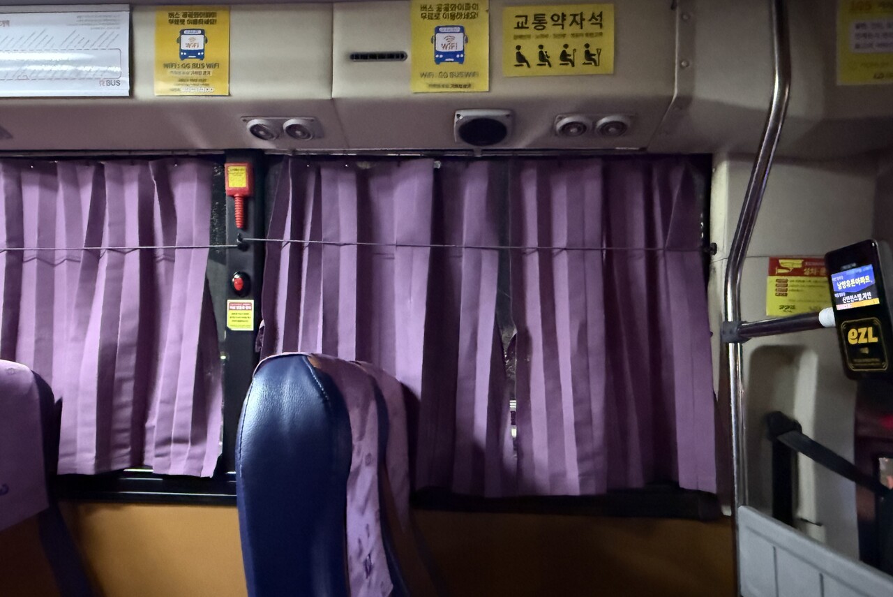 ▲ 하차벨을 누르려면 일어나 뒤돌아야 하는 운전석 바로 뒤 교통약자석. ⓒ 민지 기자