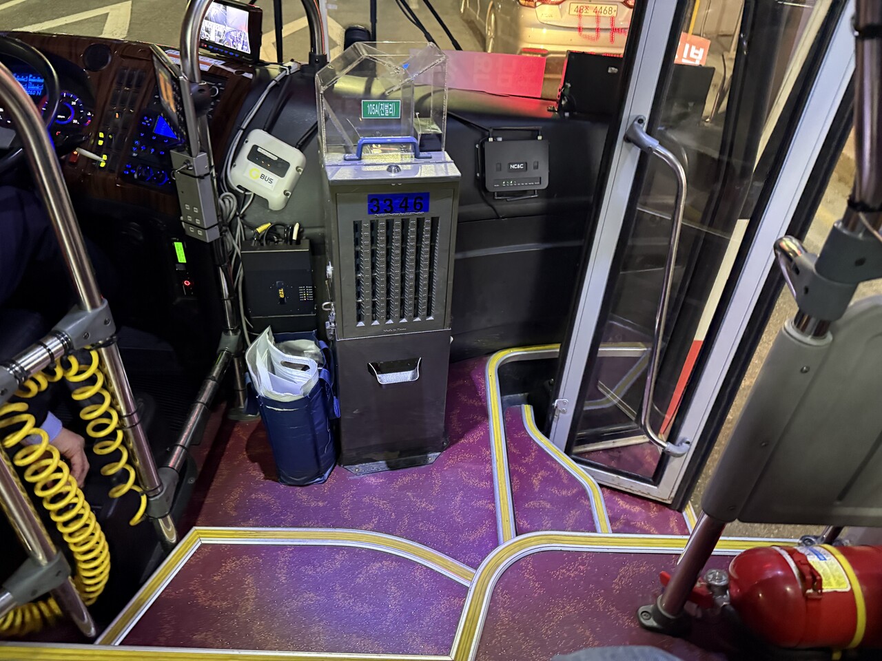 ▲ 5~6개의 계단을 올라야 앉을 수 있는 교통약자석. ⓒ 민지 기자