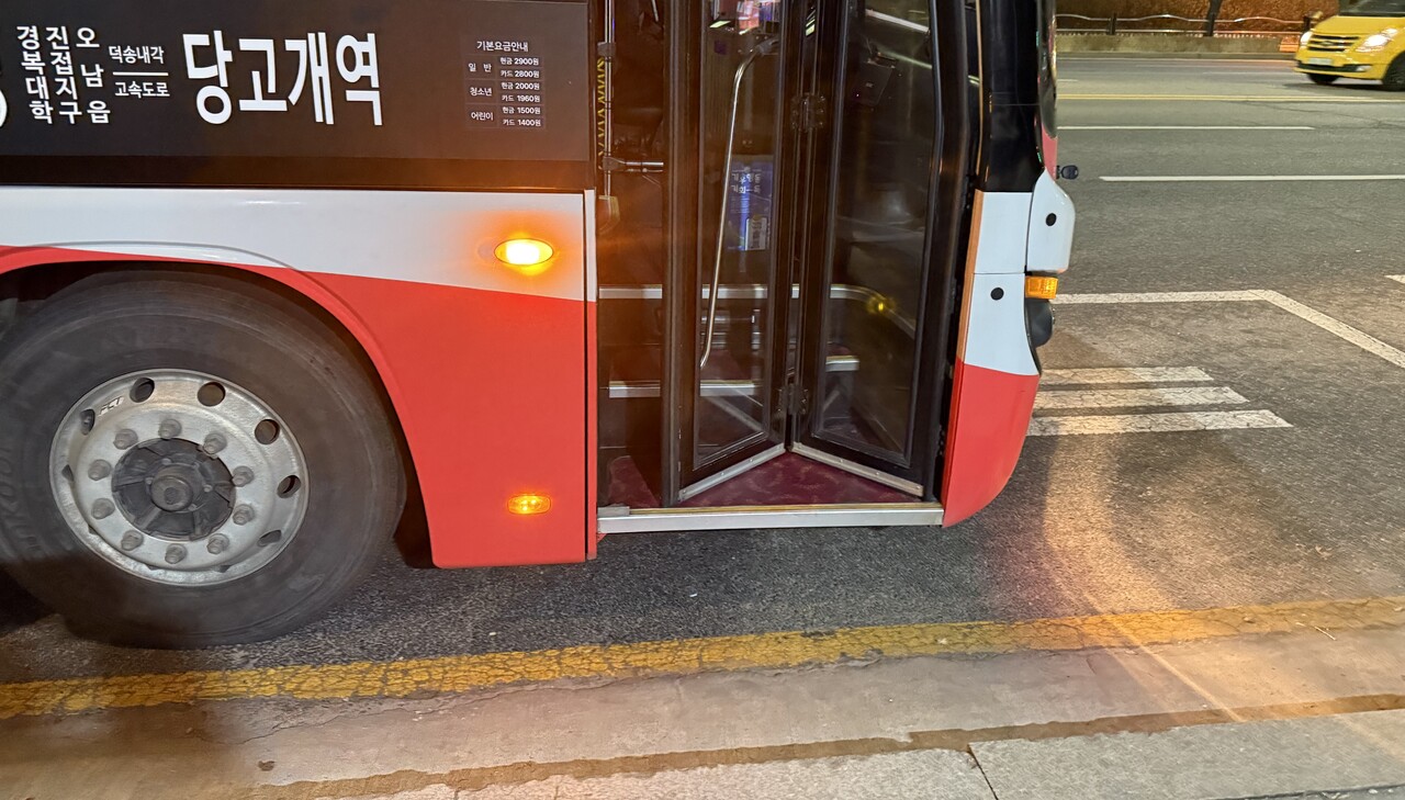 ▲ 발 받침이 없어 오르기 힘든 광역버스 계단. ⓒ 민지 기자