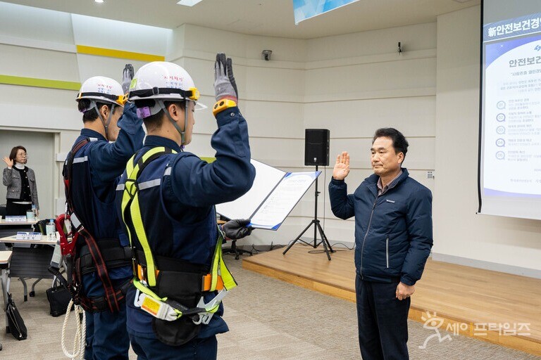  ▲ 남화영 한국전기안전공사 사장(오른쪽)과 관계자들이 안전보건경영방침 선서를 하고 있다. ⓒ 한국전기안전공사