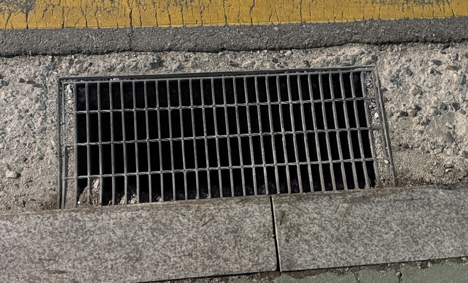 ▲ 유일하게 깨끗하게 치워져 있는 하수구. ⓒ 손예림 기자 