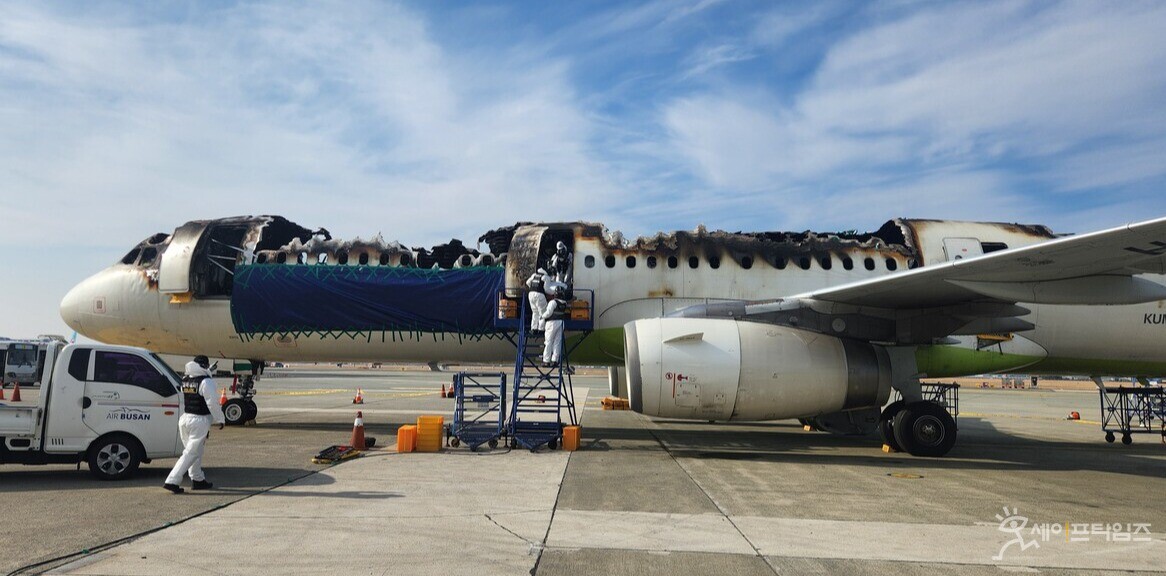  ▲ 국립과학수사연구원 등 관계자들이 에어부산 여객기 화재 원인 조사를 위한 합동감식을 하고 있다. ⓒ 국토부 