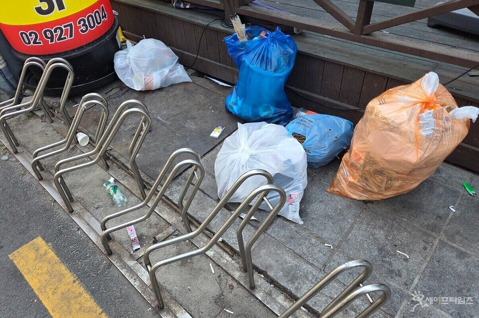 ▲ 쓰레기가 바닥에 지저분히 널부러져 있다. ⓒ 김은서 기자