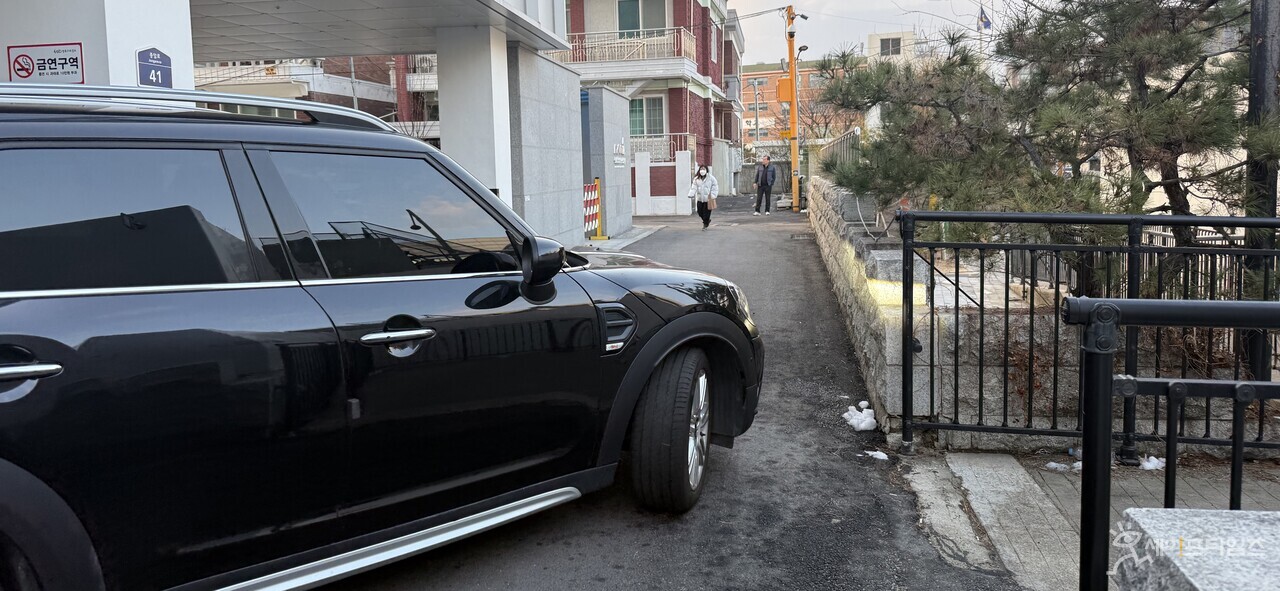 ▲ 23일 서울 성북구 종암동 지하철 공사 현장과 건물 사이 차도에 차량이 지나가고 있다. ⓒ 민지 기자