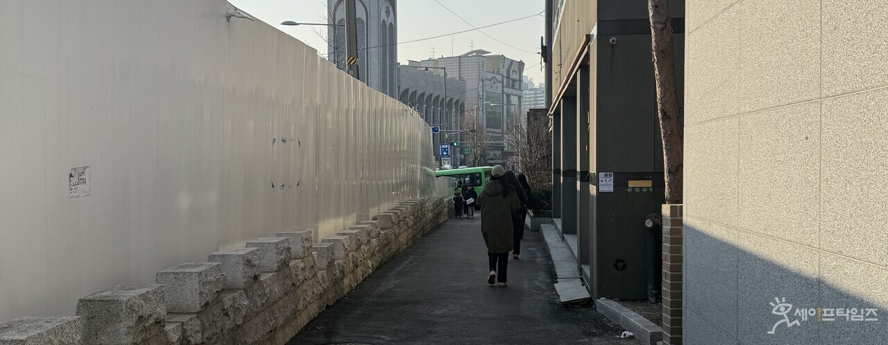 ▲ 23일 서울 성북구 종암동 지하철 현장과 건물 사이 차도에 시민들이 걸어가고 있다. ⓒ 민지 기자