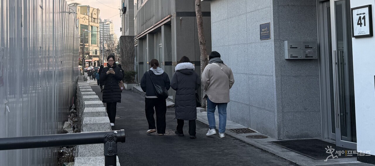 ▲ 23일 서울 성북구 종암동 지하철 공사 현장과 건물 사이 차도에 시민들이 걸어가고 있다. ⓒ 민지 기자