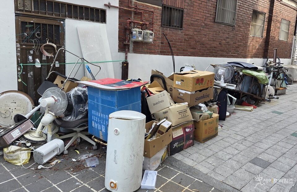 ▲ 서울 성북구 종암동의 한 주택가에 쓰레기가 쌓여 있다. ⓒ 김은서 기자