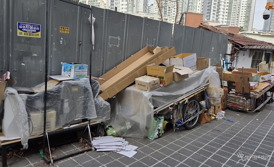 ▲ 서울 성북구 종암동의 한 주택가에 쓰레기가 쌓여 있다. ⓒ 김은서 기자